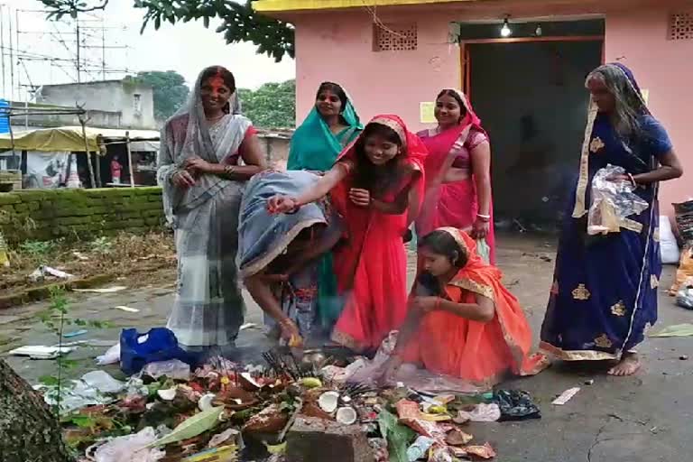 womens-doing-bhauji-sari-puja-to-end-corona-in-ranchi