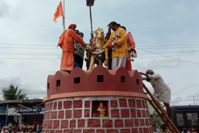 Pranavananda Swamiji put garland to Shivaji statue