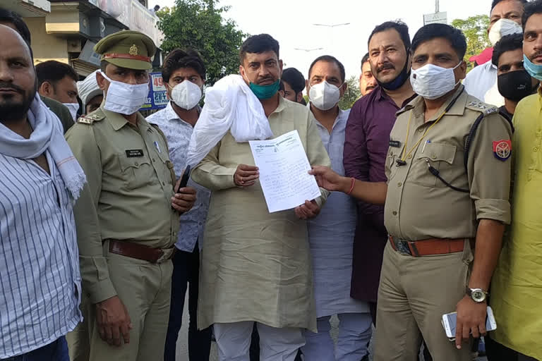 Protest demonstration against the lathi charge at Rashtriya Lok Dal in Hathras in Muzaffarnagar