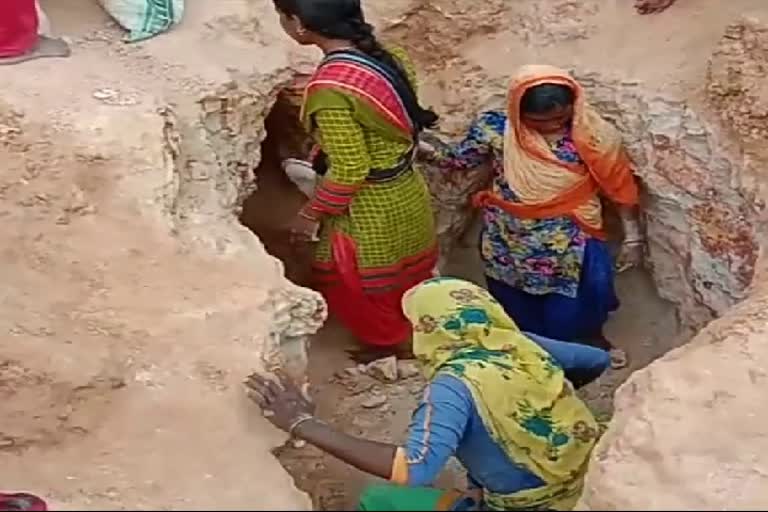 womens-removing-white-clay-from-tunnel-in-jamtara