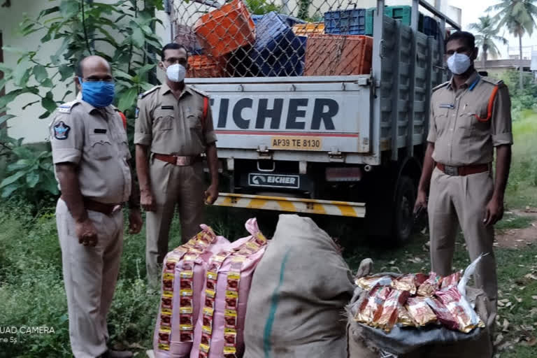 రూ.లక్ష విలువైైన కైని గుట్కా పట్టివేత