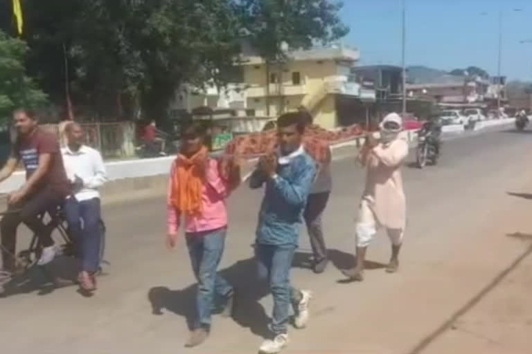 Relatives carrying dead bodies