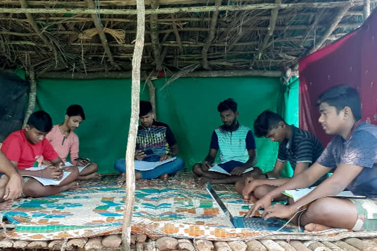 Poor Network in sindhudurg Andurle village : Students Scale Mountain For Online Classes