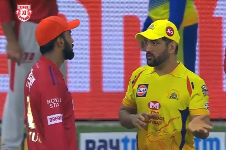 Dhoni gives tips to KL Rahul and Mayank Agarwal