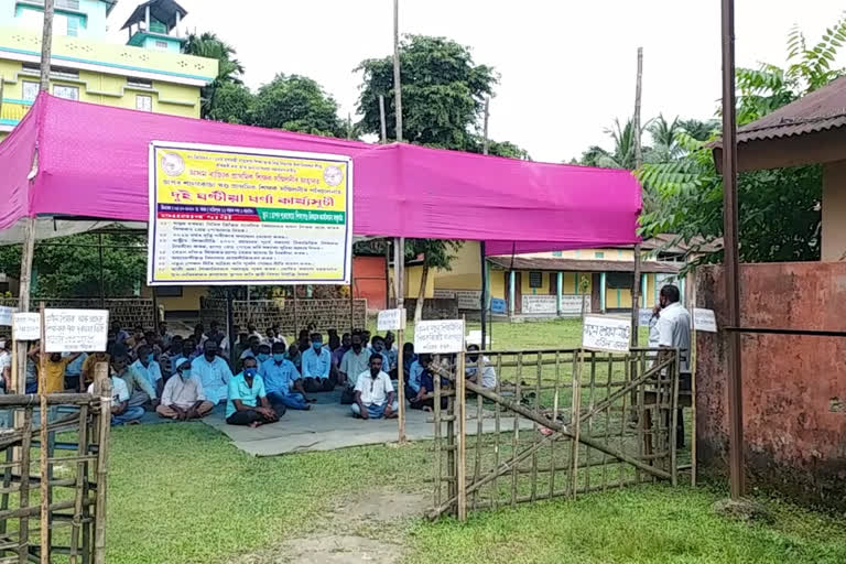 চাপৰ-শালকোচা খণ্ড প্ৰাথমিক শিক্ষক সন্মিলনীৰ বিক্ষোভ প্ৰদৰ্শন