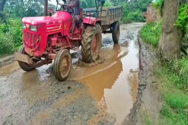 people-upset-due-to-bad-road-in-ramgarh