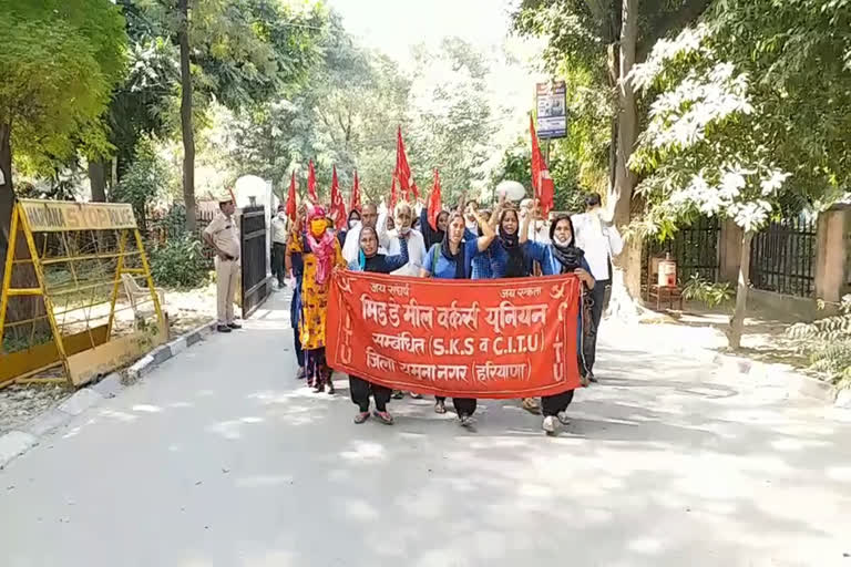 mid day meal workers protest against government in yamunanagar