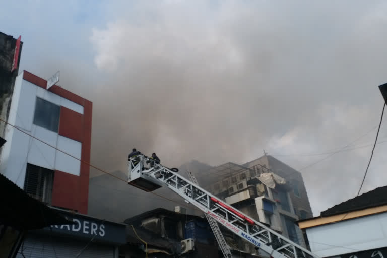 fire broke out on cutlery market area in mumbai