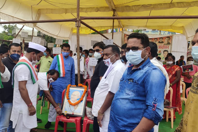 Congress workers including PCC chief perform silent protest in kondagaon