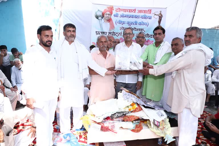 dronacharya award om prakash dahiya welcomed by panchayat of his native village rohana