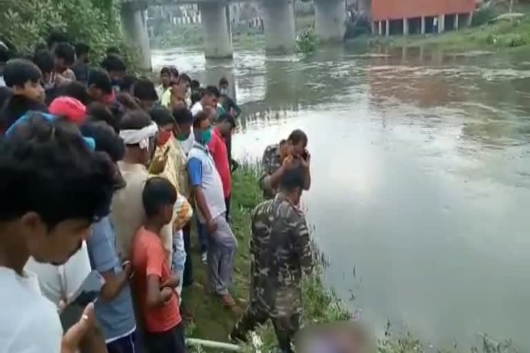 dead-body-was-lying-in-the-river-for-hours-due-to-border-dispute-in-bokaro