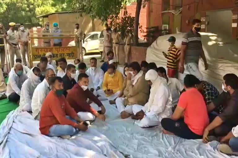 congress workers protest in gurugram police line