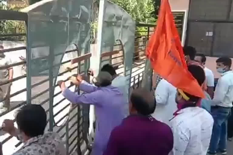 Indian Farmers Union break Mandi Gate lock