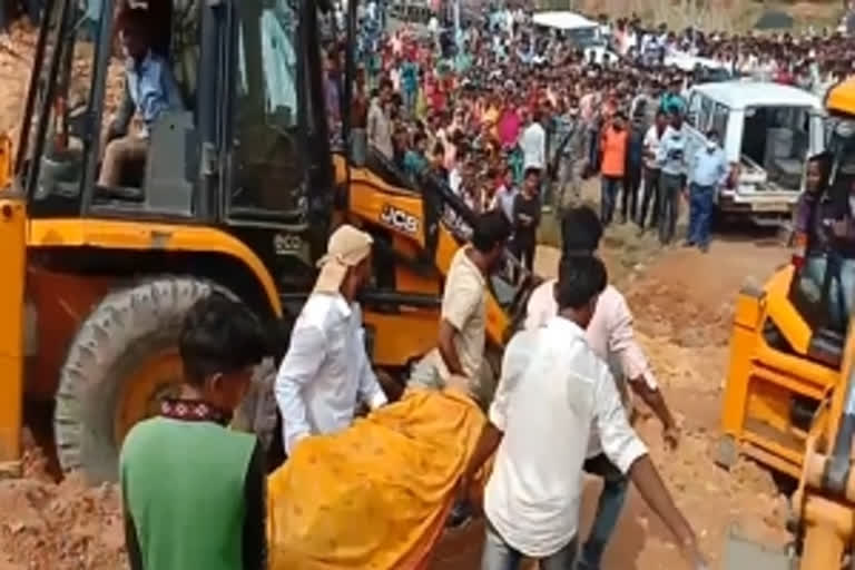 Mine collapses during illegal mining  Mine collapses in Jharkhand  Mine collapses in Jamtara  Jamtara news  ജാർഖണ്ഡിൽ ഖനി തകർന്ന് മൂന്ന് സ്ത്രീകൾ മരിച്ചു  ജാർഖണ്ഡിൽ ഖനി തകർന്ന് അപകടം  റാഞ്ചി