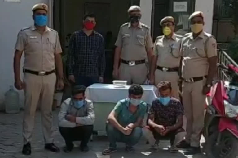 police arrested three mobile snatchers from kotwali in delhi