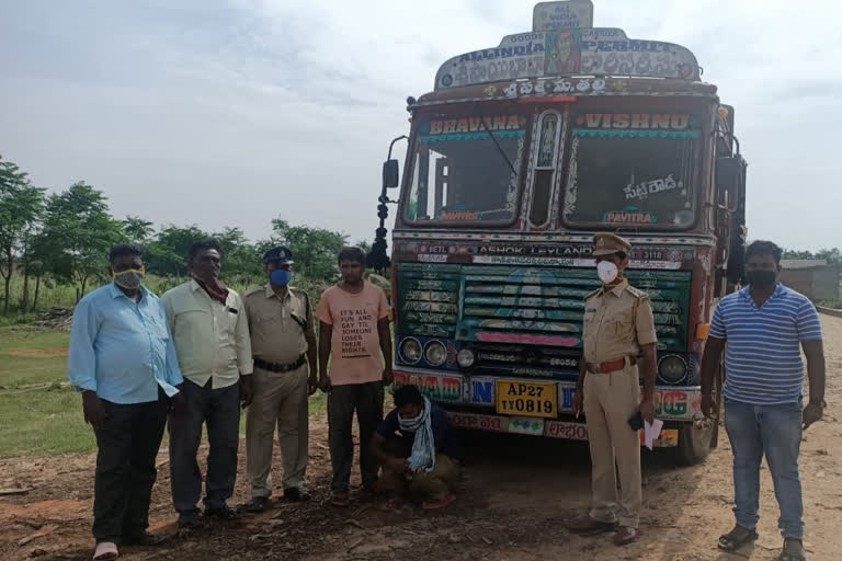 cops seazed lorries which are illegal transporting sand in prakasam district