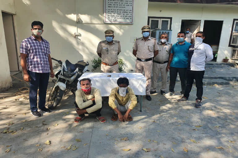 sagarpur police arrested two snatchers