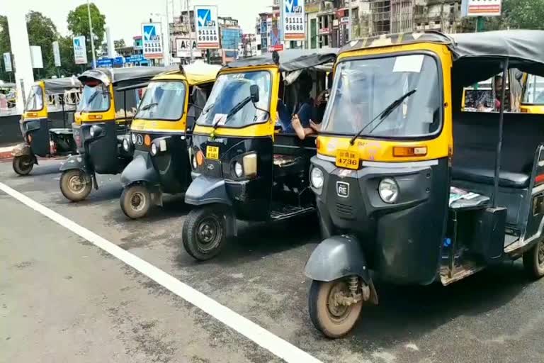 auto-drivers-are-unable-to-deposit-bank-loan-due-to-not-earning-in-raipur