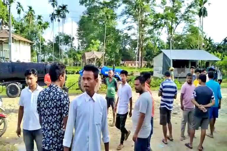 Hungama due to poor conditions of road tinsukia assam etv bharat news