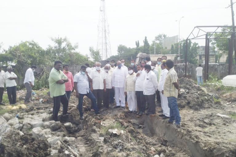 'శ్మశాన వాటికలో సమాధులు కూల్చిన అధికారులపై చర్యలేవి?'