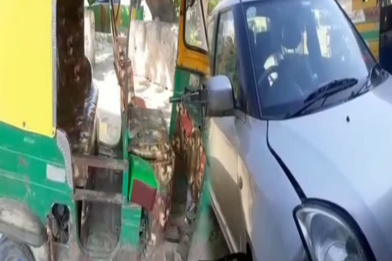 Auto collides with high speed car in ghaziabad