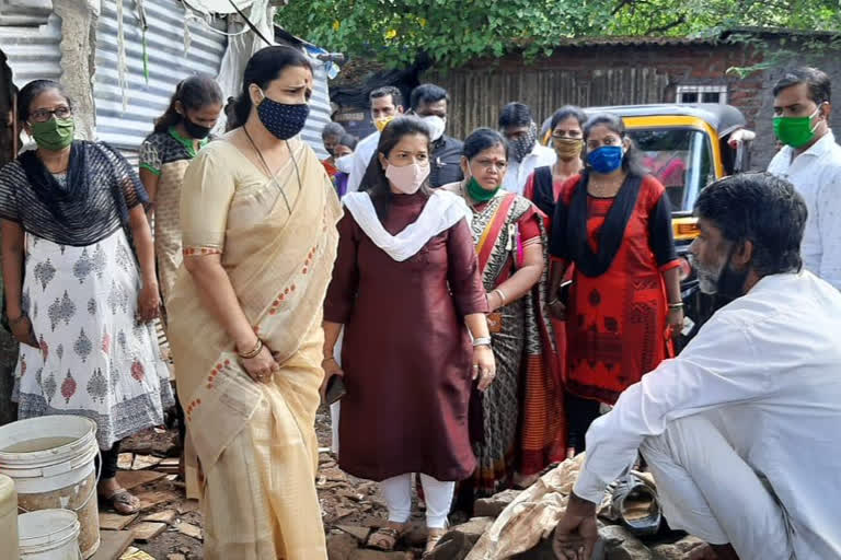 Chitra Wagh visited the families of the victims in Mumbai