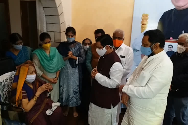 minister-prahlad-joshi-visit-suresh-angadi-home-today