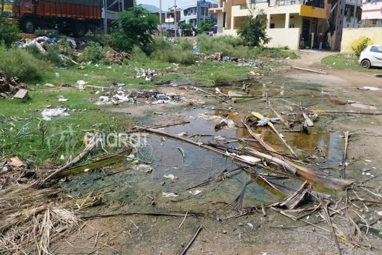 empty-space-turned-as-that-became-a-garbage-dump-yard-in-hospete