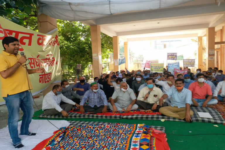 Electricity workers protest in chief engineer office Noida sector 16