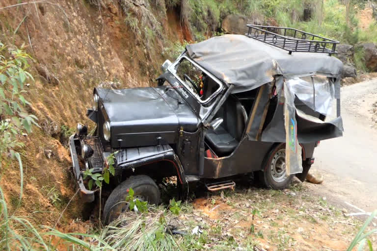 ഇടുക്കി  idukki  bison valley  vehicle accident  crash  bison valley gap road  ബൈസൺവാലി ഗ്യാപ്പ് റോഡ്  വാഹനം അപകടത്തിൽപ്പെട്ട് ഏഴ് പേർക്ക് പരിക്ക്  കുത്തനെയുള്ള ഇറക്കം