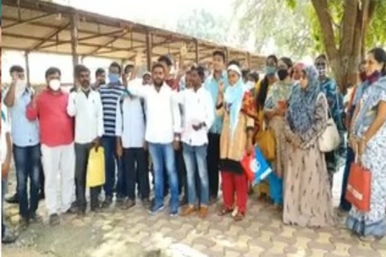 tgt candidates protested at tspsc in hyderabad