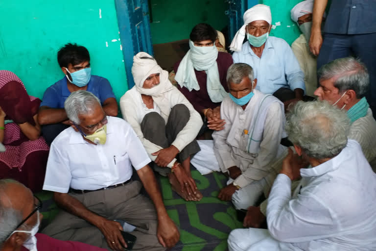 family of Hathras victim  Hathras victim  Dalit woman victim of Hathras  Communist Party of India  Sitaram Yechury  Amarjeet Kaur  CPI(M)  CPI  Hathras news  ലഖ്‌നൗ: സിപിഎം ജനറൽ സെക്രട്ടറി സീതാറാം യെചുരി ഉൾപ്പെടെയുള്ള ഇടതുപക്ഷ നേതാക്കൾ ഹത്രാസ് പെൺകുട്ടിയുടെ കുടുംബത്തെ സന്ദർശിച്ചു. സിപിഐ ജനറൽ സെക്രട്ടറി ഡി. രാജ, സിപിഎം പൊളിറ്റ് ബ്യൂറോ അംഗം ബ്രിന്ദ കാരാട്ട്, സിപിഐ ദേശീയ സെക്രട്ടറി അമർജീത് കൗർ, സി.പി. ശർമ്മ എന്നിവരും കുടുംബാഗംങ്ങളെ സന്ദർശിക്കാൻ ഹത്രാസിലെത്തി. ക്രൂരമായ അക്രമത്തോട് പൊരുതിയ ആ പെൺകുട്ടിയുടെ സംസ്കാരം അർദ്ധരാത്രിയിൽ കുടുംബത്തെ അറിയിക്കാതെ ചെയ്തുവെന്നത് അതിക്രൂരമാണെന്ന് സീതാറാം യെച്ചൂരി പറഞ്ഞു. നഷ്ടത്തിൽ ഞങ്ങൾ പങ്ക് ചേരുന്നതായും അദ്ദേഹം അറിയിച്ചു. സംഭവത്തിൽ സ്വതന്ത്ര ജുഡീഷ്യൽ അന്വേഷണം വേണം. പ്രതികളെ തിരിച്ചറിഞ്ഞ് ശിക്ഷിക്കണം. ഇത് ഗൂഡാലോചനയോ ജാതിയമായ അക്രമമോ ആണെന്ന് പറയുന്ന പുതിയ വാദങ്ങളെല്ലാം പരിശോധിക്കണമെന്നും കോടതി വിഷയത്തിൽ നേരിട്ടിടപ്പെട്ട് നിരീക്ഷിക്കണമെന്നും അദ്ദേഹം അഭിപ്രായപ്പെട്ടു.  ഹത്രാസ് പെൺകുട്ടി  ഇടതുപക്ഷ നേതാക്കൾ ഹത്രാസി  ഇടതുപക്ഷ നേതാക്കൾ ഹത്രാസിലെത്തി  കമ്മ്യൂണിസ്റ്റ് പാർട്ടി ഓഫ് ഇന്ത്യ