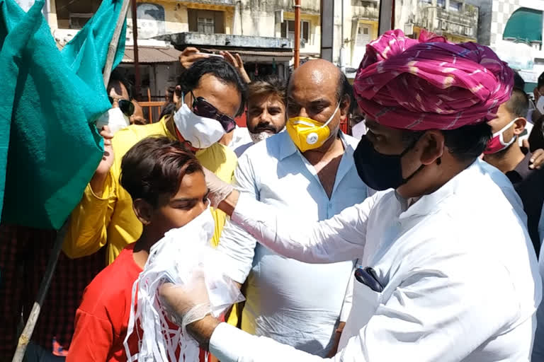 Jhalawar news,  Corona Awareness Campaign, Tikaram Julie distributed masks