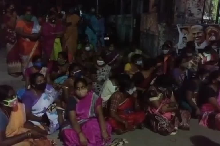 Anganwadi workers besiege the house of the Minister of Social Welfare