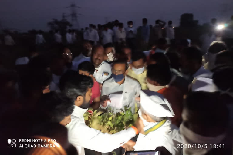 Guardian Minister Rajesh Tope visited to Badnapur taluka Overcast Rain area