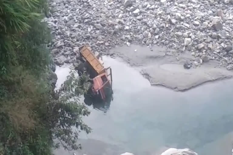 uttarkashi dumper falls in bhagirathi river