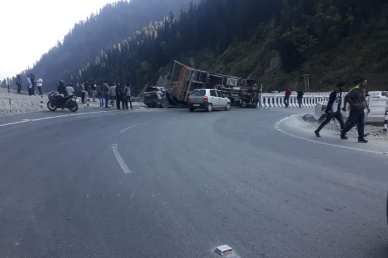 A truck overturned outside the Atal Tunnel