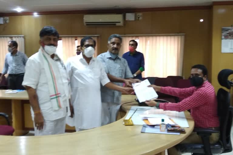 congress-candidate-ramesh-babu-submits-nomination