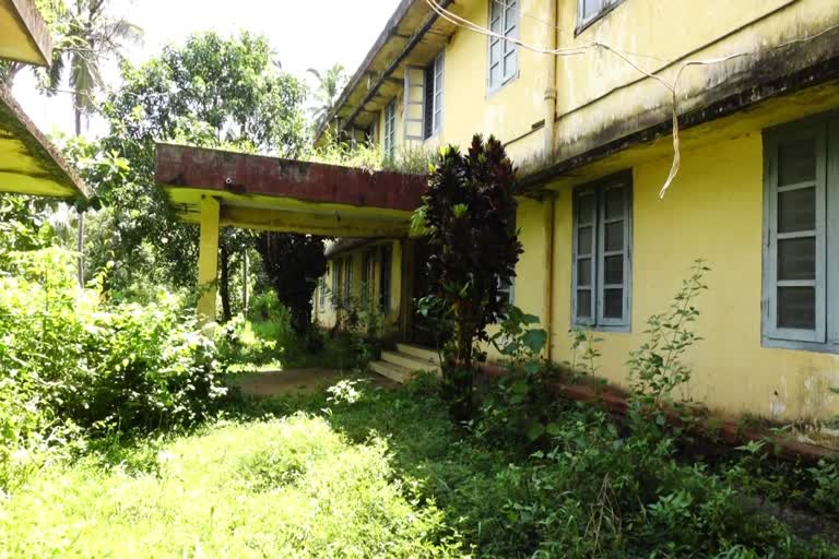 palakkad pre metric hostel  sc/st ministry kerala  kerala government  premetric hostel building damage  പട്ടാമ്പി പ്രീമെട്രിക് ഹോസ്റ്റല്‍ കെട്ടിടം കാട്‌ കയറി നശിച്ച നിലയില്‍  പാലക്കാട്‌ പ്രീമെട്രിക് ഹോസ്റ്റല്‍ കെട്ടിടം കാട്‌ കയറി  കേരള പട്ടികജാതി വകുപ്പ്