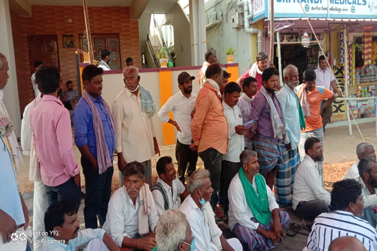 farmers protest infront of Merchant house in ranebennur