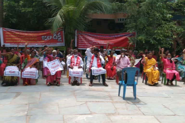 gandikota project victims protest in thallaproddhutooru kadapa district