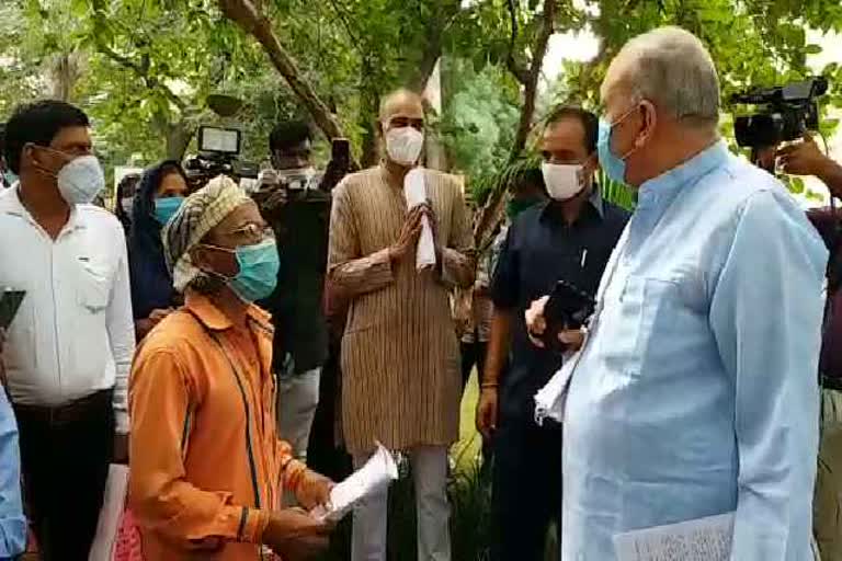 Farmer meets Agriculture Minister Ravindra Chaubey