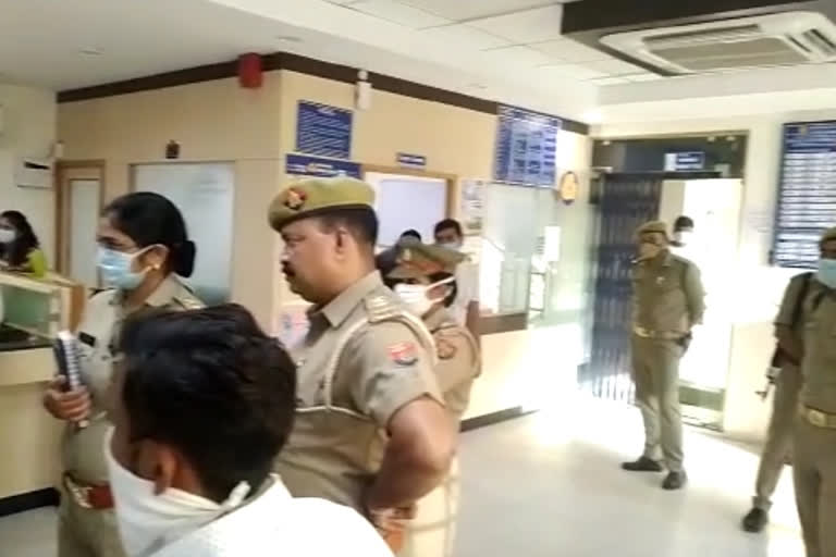 miscreants in  bank executed robbery in greater noida