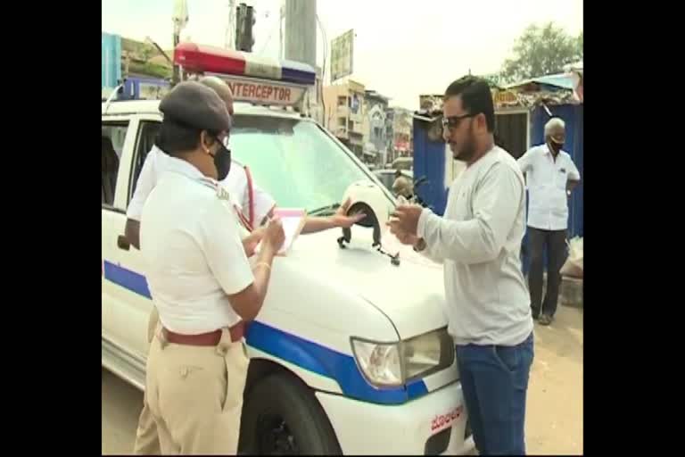 Khaki shocks people who walk without mask in Chitradurga