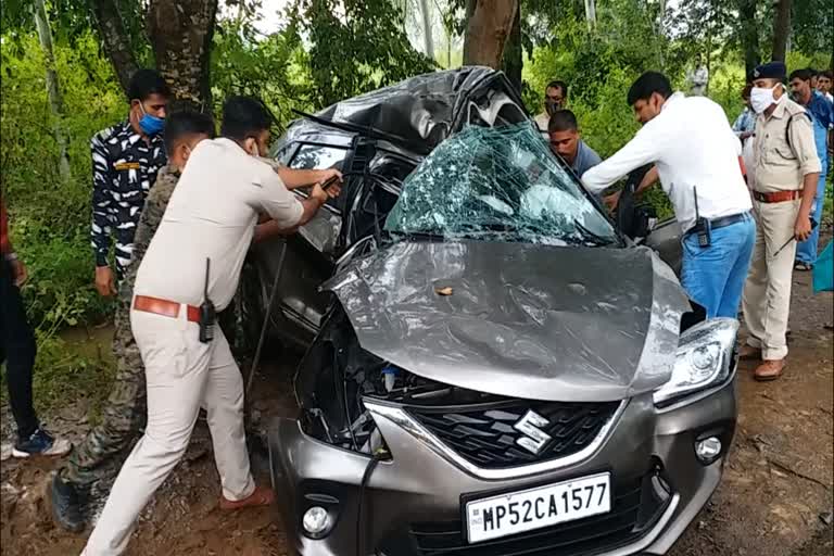 Tractor overturns in Narsinghpur and car collides with tree in Dindori