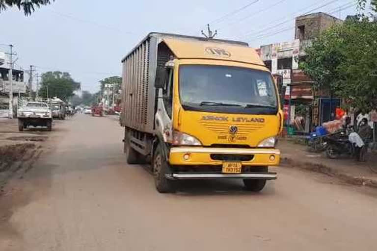 people face problems with  stopped vehicle on the road at pratthipadu guntur district