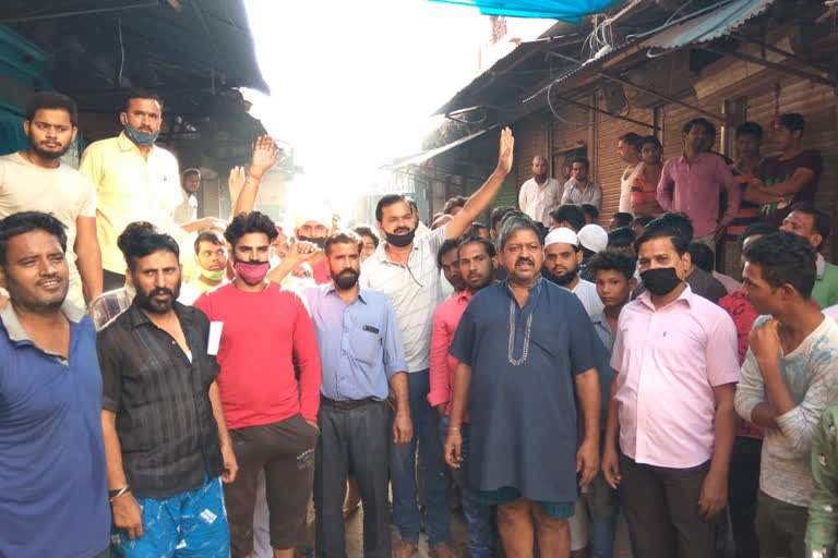 चोरी की वारदात को लेकर व्यापारियों में रोष, Merchants angry over the theft incident