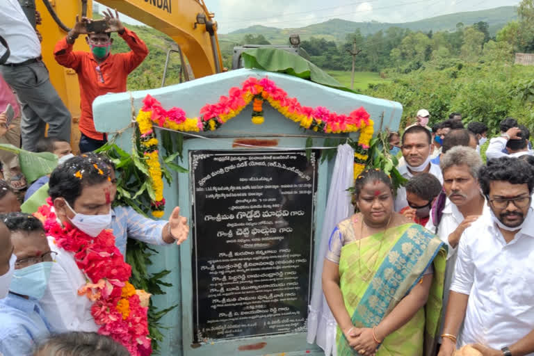 రహదారి నిర్మాణ పనులకు ఎంపీ మాధవి, ఎమ్మెల్యే పాల్గుణ భూమి పూజ