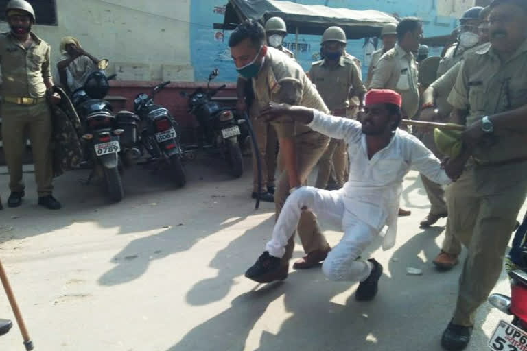 lathicharge on samajwadi party workers