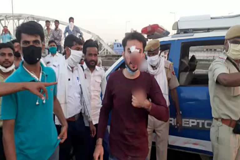 kota news, kota traffic police,  police beat man